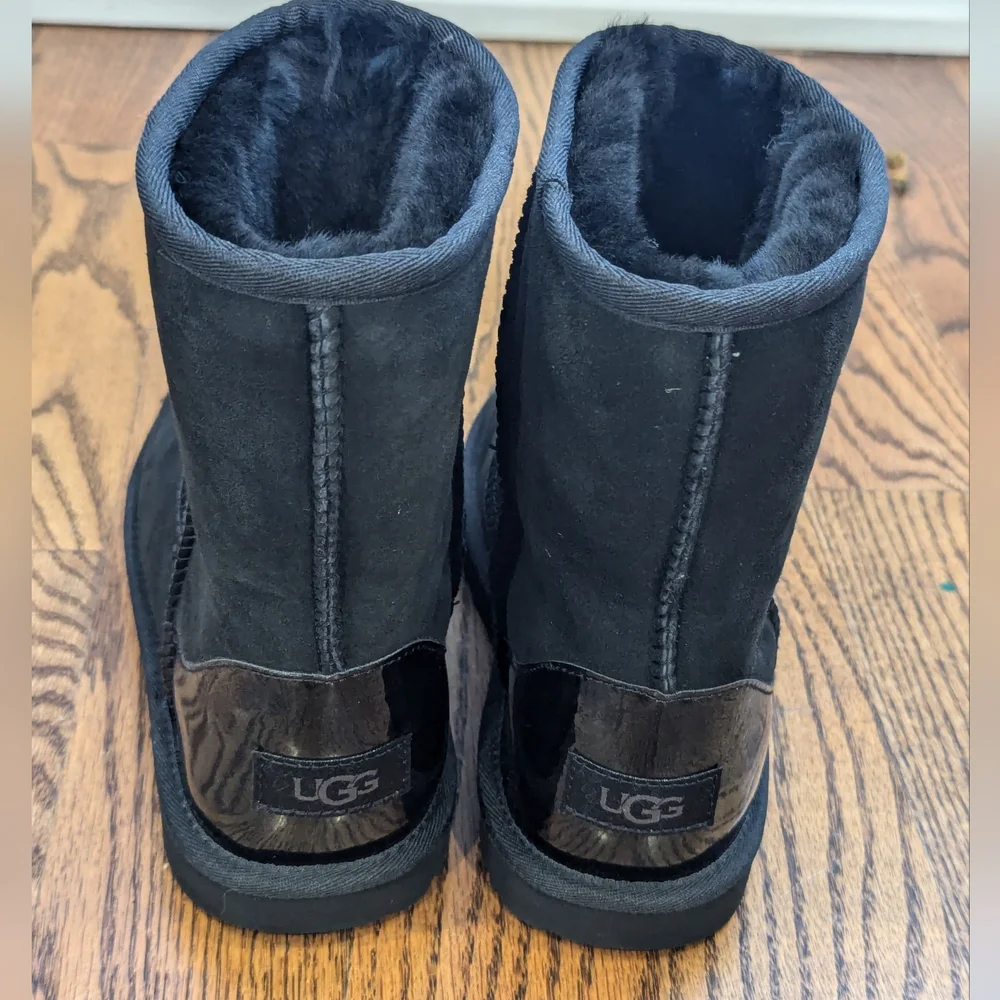 UGG CLASSIC SHORT II METALLIC BLACK SHEEPSKIN BOOT